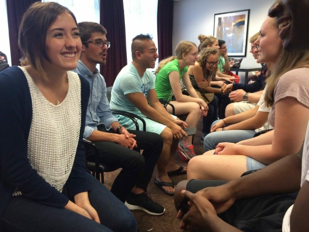 Các sinh viên tham dự buổi kết giao nhanh để tạo mối quan hệ kinh doanh mới hiệu quả (speed networking). (Ảnh: Đăng dưới sự cho phép của bà Marsha Enright)