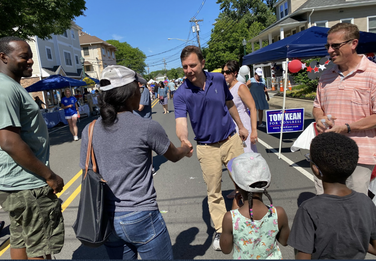 Ứng cử viên quốc hội Đảng Cộng Hòa địa hạt số bảy, ông Tom Kean (con), đối thủ của Dân biểu đương nhiệm Tom Malinowski (Dân Chủ-New Jersey) trong cuộc bầu cử vào tháng Mười Một, chào đón các cử tri trong bữa tiệc đường phố hồi tháng Sáu ở Berkeley Heights, New Jersey. (Ảnh: Được đăng dưới sự cho phép của ông Tom Kean dành cho Quốc hội)