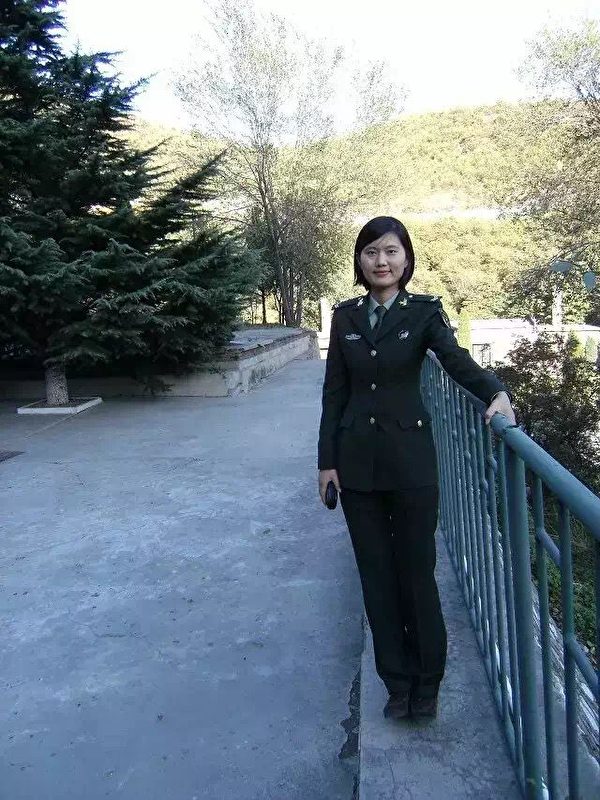 Ảnh cũ chụp cô Bạch Lưu Tô đứng trước cổng doanh trại. (Ảnh do nhân vật trong bài cung cấp)