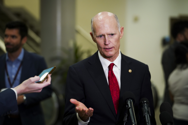 Thượng nghị sĩ Rick Scott (Cộng Hòa-Florida) nói trong một cuộc họp báo ở Tòa nhà Quốc hội Hoa Kỳ ở Hoa Thịnh Đốn hôm 11/07/2023. (Ảnh: Madalina Vasiliu/The Epoch Times)