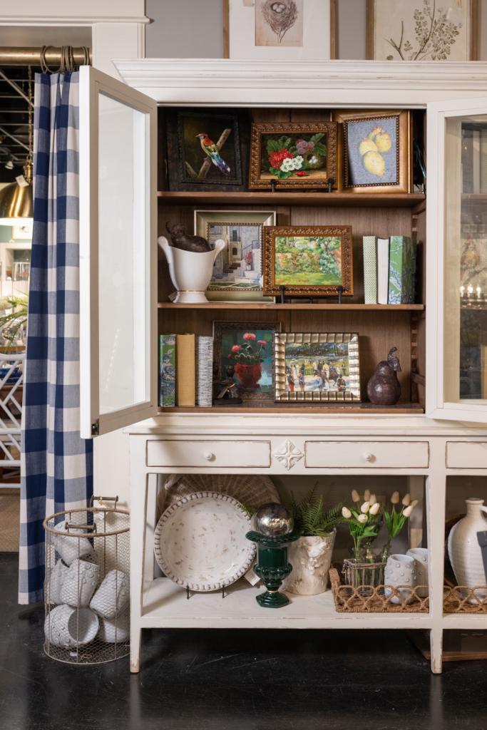 Nhìn vào tủ đồ quý này, bạn có thể thấy một bộ sưu tập tranh sơn dầu và sách. (Ảnh: Handout/TNS)