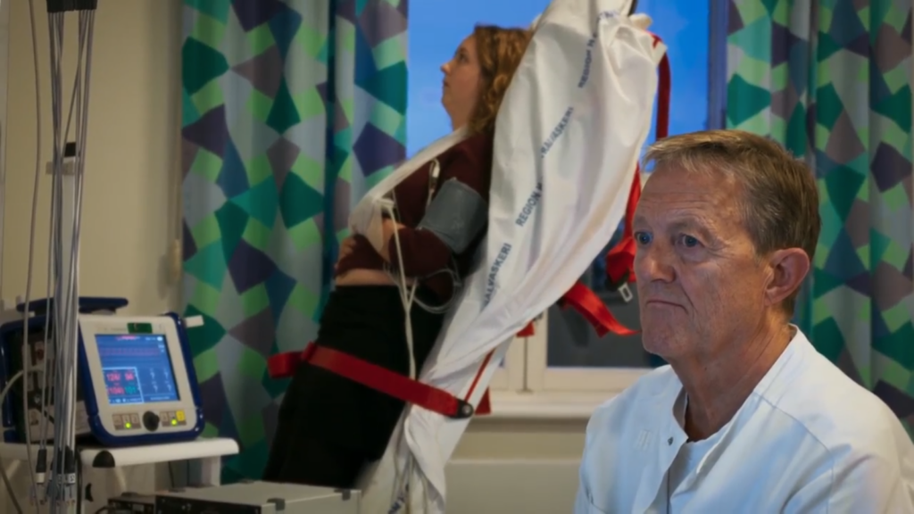 Cô Marika trong một bài kiểm tra nghiệm pháp bàn nghiêng do Tiến sĩ Mehlsen thực hiện, theo báo cáo của The Epoch Times ngày 23/09/ 2022. (Ảnh chụp màn hình phim tài liệu