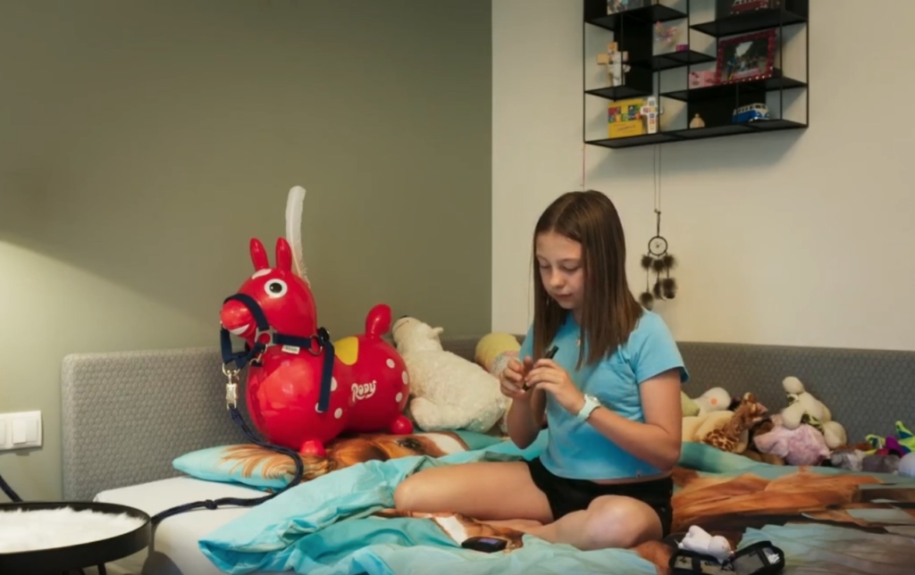 Cô Tessa Kraussnig thường xuyên kiểm tra đường máu kể từ khi bị bệnh tiểu đường loại 1 sau khi chích vaccine HPV, theo báo cáo của The Epoch Times vào ngày 23/09/2022. (Ảnh chụp màn hình phim tài liệu