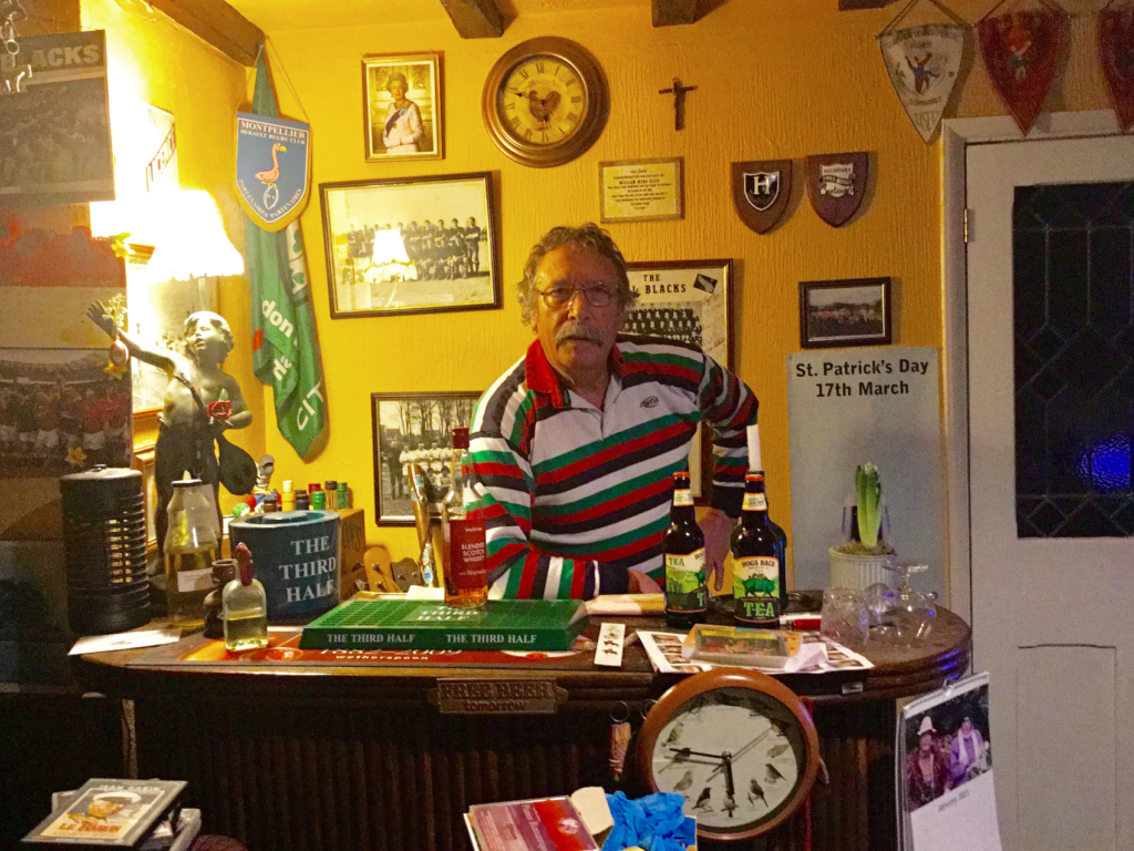 Ông Lombardot, 70 tuổi, kiên quyết phản đối điện thoại thông minh và gọi cho chúng là “bệnh dịch.” (Ảnh: SWNS)