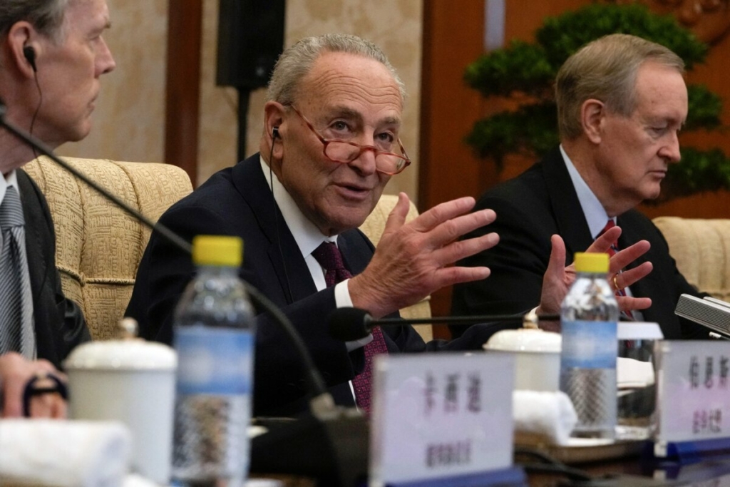 Lãnh đạo Đa số Thượng viện Hoa Kỳ Chuck Schumer (Giữa) nói chuyện với Bộ trưởng Ngoại giao Trung Quốc Vương Nghị (không có trong ảnh) tại Nhà khách Điếu Ngư Đài ở Bắc Kinh hôm 09/10/2023. (Ảnh: Andy Wong/AFP qua Getty Images)