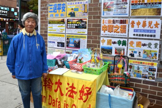 Bà Điền chia sẻ tại một cuộc mít-tinh hôm 15/10/2023 ở khu phố Tàu Philadelphia về trải nghiệm suýt mất mạng kinh hoàng của mình. (Ảnh: Frank Liang/The Epoch Times)