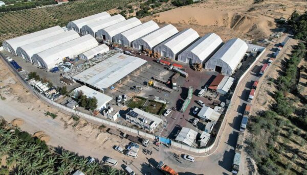 Xe tải viện trợ nhân đạo đến từ Ai Cập sau khi vượt qua cửa biên giới Rafah để đến một cơ sở lưu trữ ở Khan Yunis ở phía nam Dải Gaza, hôm 21/10/2023. (Ảnh: Belal Al Sabbagh/AFP qua Getty Images)