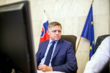 Thủ tướng Slovakia Robert Fico ngồi vào ghế trong cuộc họp chính phủ ở Bratislava, Slovakia, vào ngày 30/06/2016. Slovakia sẽ đảm nhận chức vụ chủ tịch Liên minh u Châu trong vòng sáu tháng từ tháng 07/2016. (Ảnh: AP Photo/Bundas Engler)