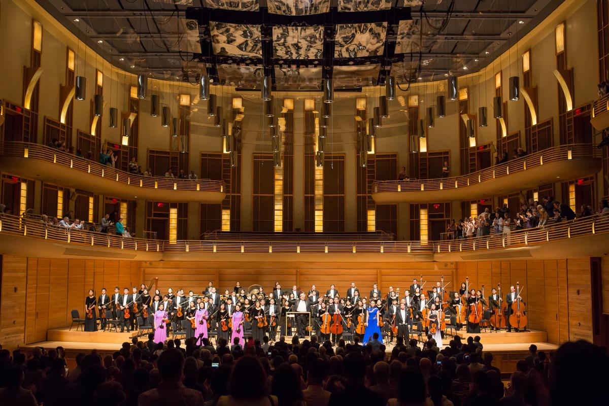 Dàn nhạc Giao hưởng Shen Yun sau buổi hòa nhạc tại Trung tâm m nhạc Strathmore, ở Hoa Thịnh Đốn, ngày 22/10/2017. (Ảnh: Lisa Fan/The Epoch Times)