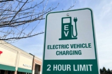 Bãi đậu xe điện tại một cửa hàng bách hóa ở Mount Joy, Pennsylvania, hồi tháng 02/2023. (Ảnh: Beth Brelje/The Epoch Times)