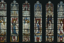 Bức tranh kính “The Virgin Mary and Five Standing Saints above Predella Panels” (Đức Trinh Nữ Maria và Năm Vị Thánh đứng bên trên các tấm họa bệ thờ), năm 1440–1446, của nghệ sĩ khuyết danh người Đức. Kính nồi kim loại (Pot-metal glass), kính trắng, sơn thủy tinh, nhuộm bạc; mỗi cửa sổ có kích thước 12 feet (~3,6m), 4 1/2 inch x 2 feet (~11,4cm x 61cm), 4 1/4 inch (~10,8cm). Bộ sưu tập Cloisters, Bảo tàng Nghệ thuật Metropolitan, thành phố New York. (Ảnh: Tài liệu công cộng)