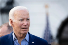 Tổng thống Joe Biden chào đón các nhà lập pháp và gia đình họ trong chuyến dã ngoại của Quốc hội tại Bãi cỏ phía Nam của Tòa Bạch Ốc ở Hoa Thịnh Đốn hôm 19/07/2023. (Ảnh: Madalina Vasiliu/The Epoch Times)