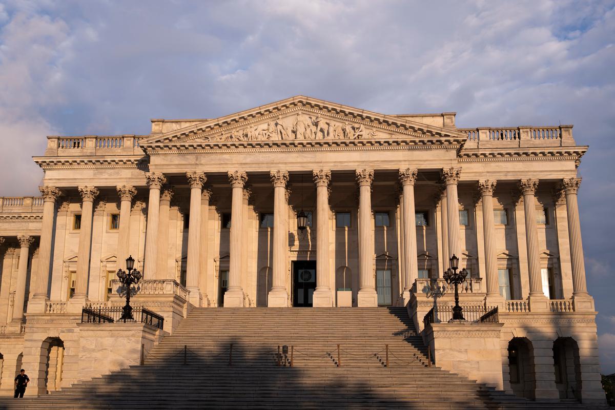 Phía Thượng viện của Tòa nhà Quốc hội Hoa Kỳ được nhìn thấy vào lúc bình minh ở Hoa Thịnh Đốn hôm 31/07/2023. (Ảnh: Madalina Vasiliu/The Epoch Times)