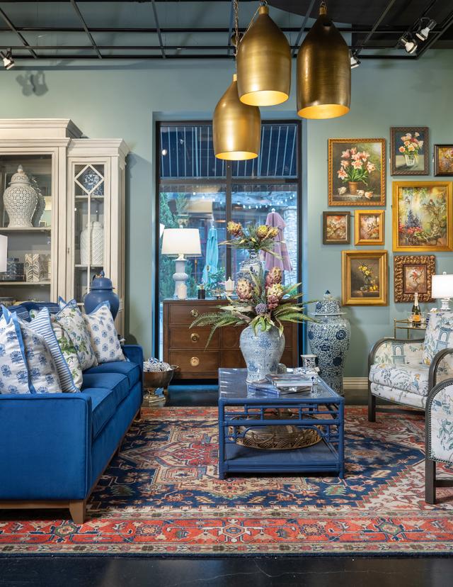 Hệ thống ánh sáng nổi bật và tấm thảm sặc sỡ là điểm nhấn của lối thiết kế theo phong cách Truyền Thống Mới (New Traditional) trong không gian sống này. (Ảnh: Handout/TNS)