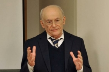 Luật sư nhân quyền David Matas nói trước các nghị sĩ Quốc hội Latvia hôm 23/08/2023. (Ảnh: The Epoch Times)