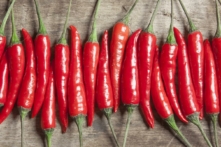 Ớt cay không chỉ tạo thêm hương vị hấp dẫn cho bữa ăn mà còn có nhiều lợi ích sức khỏe. (Ảnh: Anton Watman/Shutterstock)