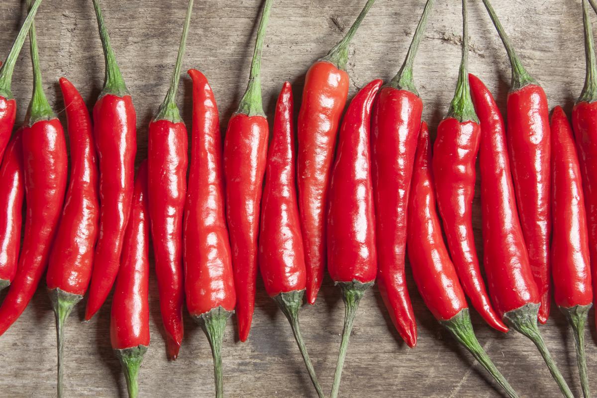 Ớt cay không chỉ tạo thêm hương vị hấp dẫn cho bữa ăn mà còn có nhiều lợi ích sức khỏe. (Ảnh: Anton Watman/Shutterstock)