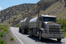 Một chiếc xe tải chở dầu vận chuyển dầu qua Lưu vực Uinta phía nam Duchesne, Utah, hôm 13/07/2023. (Ảnh: Rick Bowmer/AP Photo)