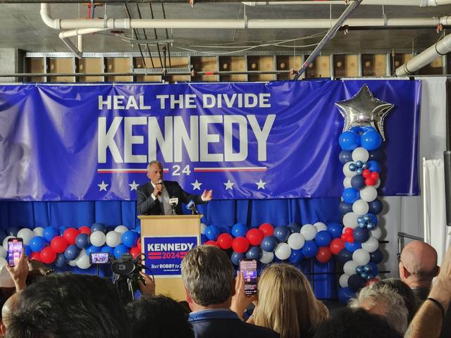 Ông Robert F. Kennedy Jr. diễn thuyết trước những người ủng hộ tại lễ khai trương văn phòng New Jersey của ông ở Elizabeth hôm 28/09/2023. (Ảnh: Jeff Louderback/The Epoch Times)