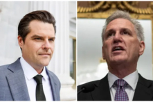 (Trái) Dân biểu Matt Gaetz (Cộng Hòa-Florida) rời khỏi Tòa nhà Quốc hội Hoa Kỳ ở Hoa Thịnh Đốn hôm 29/09/2023. (Ảnh: Anna Moneymaker/Getty Images); (Phải) Chủ tịch Hạ viện Kevin McCarthy (Cộng Hòa-California) diễn thuyết tại cuộc họp báo về An ninh Biên giới trong Phòng Rayburn tại Tòa nhà Quốc hội Hoa Kỳ ở Hoa Thịnh Đốn hôm 29/09/2023. (Ảnh: Andrew Caballero-Reynolds/AFP qua Getty Images)