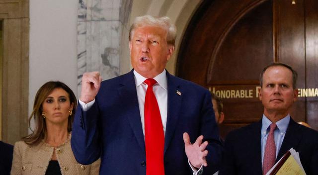 Cựu Tổng thống Donald Trump nói với các phóng viên trong ngày thứ ba của phiên tòa xét xử gian lận dân sự ở New York, hôm 04/10/2023. (Ảnh: Kena Betancur/AFP qua Getty Images)