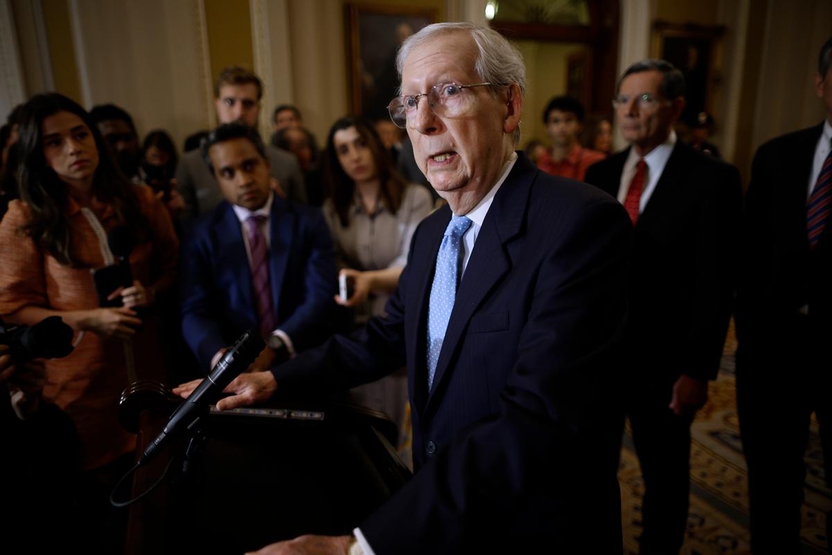 Lãnh đạo Thiểu số Thượng viện Mitch McConnell (Cộng Hòa-Kentucky) nói chuyện với các phóng viên sau bữa tiệc trưa về chính sách của Đảng Cộng Hòa của Thượng viện tại Tòa nhà Capitol Hoa Kỳ ở Hoa Thịnh Đốn hôm 04/10/2023 (Ảnh: Chip Somodevilla/Getty Images)