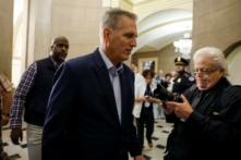 Dân biểu Kevin McCarthy (Cộng Hòa-California) đến Tòa nhà Capitol Hoa Kỳ ở Thủ đô Hoa Thịnh Đốn, hôm 05/10/2023. (Ảnh: Anna Moneymaker/Getty Images)