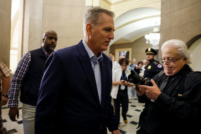 Dân biểu Kevin McCarthy (Cộng Hòa-California) đến Tòa nhà Capitol Hoa Kỳ ở Thủ đô Hoa Thịnh Đốn, hôm 05/10/2023. (Ảnh: Anna Moneymaker/Getty Images)