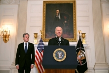 Tổng thống Joe Biden, cùng với Ngoại trưởng Antony Blinken, đọc bài diễn văn về các cuộc tấn công ở Israel từ Phòng Quốc yến của Tòa Bạch Ốc ở Thủ đô Hoa Thịnh Đốn, hôm 07/10/2023. (Ảnh: Jim Watson/AFP qua Getty Images)