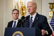 Tổng thống Joe Biden, cùng với Ngoại trưởng Antony Blinken, nói về các cuộc tấn công ở Israel từ Phòng Quốc yến của Tòa Bạch Ốc ở Thủ đô Hoa Thịnh Đốn, hôm 07/10/2023. (Ảnh: Samuel Corum/Getty Images)