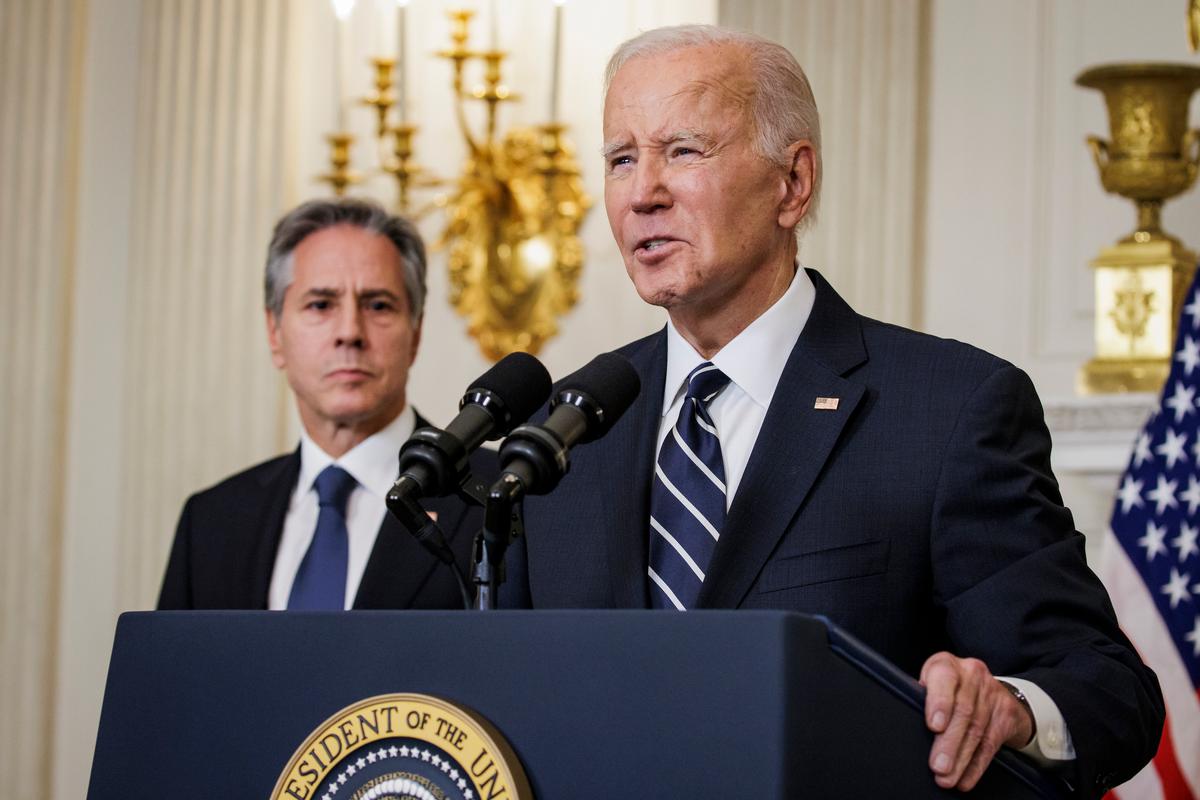 Tổng thống Joe Biden, cùng với Ngoại trưởng Antony Blinken, nói về các cuộc tấn công ở Israel từ Phòng Quốc yến của Tòa Bạch Ốc ở Thủ đô Hoa Thịnh Đốn, hôm 07/10/2023. (Ảnh: Samuel Corum/Getty Images)