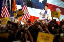 Thành viên Đảng Cộng Hòa Arizona Kari Lake nói trước đám đông người ủng hộ ở Scottsdale, Arizona, hôm 10/10/2023. (Ảnh: Allan Stein/The Epoch Times)