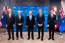 (Từ trái sang phải) Tổng Giám đốc Tổ chức Tình báo An ninh Úc Mike Burgess, Giám đốc Cơ quan Tình báo An ninh Canada David Vigneault, Giám đốc FBI Christopher Wray, Tổng Giám đốc kiêm Giám đốc điều hành của Cơ quan Tình báo An ninh New Zealand Andrew Hampton, và Tổng Giám đốc MI5 Ken McCallum chụp ảnh cùng nhau trong Hội nghị thượng đỉnh Đổi mới An toàn và Công nghệ Mới nổi ở Palo Alto, California, hôm 16/10/2023. (Ảnh: FBI/Bản phát tay qua PA0)