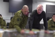 Bộ trưởng Quốc phòng Israel Yoav Gallant họp bàn với quân sĩ ở gần biên giới với Gaza, hôm 19/10/2023. (Ảnh: Bộ Quốc phòng Israel qua Reuters)