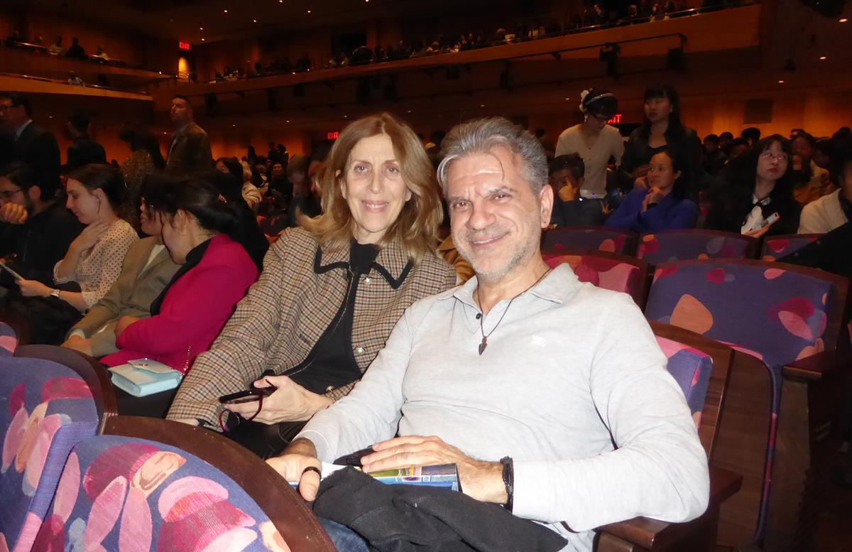 Bà Yana Katsageorgi cùng ông Spiros Exaras thưởng thức buổi biểu diễn của Dàn nhạc Giao hưởng Shen Yun tại Nhà hát David Geffen ở New York, tối hôm 22/10/2023. (Ảnh: Frank Liang/The Epoch Times)