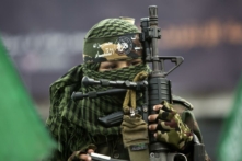 Một cậu bé cầm khẩu súng trường M4A1 do Mỹ sản xuất trong cuộc biểu tình của những người ủng hộ Hamas, tại trại tị nạn Jabalia, Dải Gaza, vào ngày 12/12/2014. (Ảnh: Mahmud Hams/AFP/Getty Images)