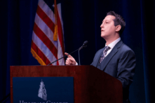 Ông Rich Baris của “People’s Pundit” kiêm giám đốc Big Data Poll, nói tại Hội thảo Lãnh đạo Quốc gia của Đại học Hillsdale ở Naples, Florida, vào ngày 24/02/2022. (Ảnh: Đăng dưới sự cho phép của ông Rich Baris)