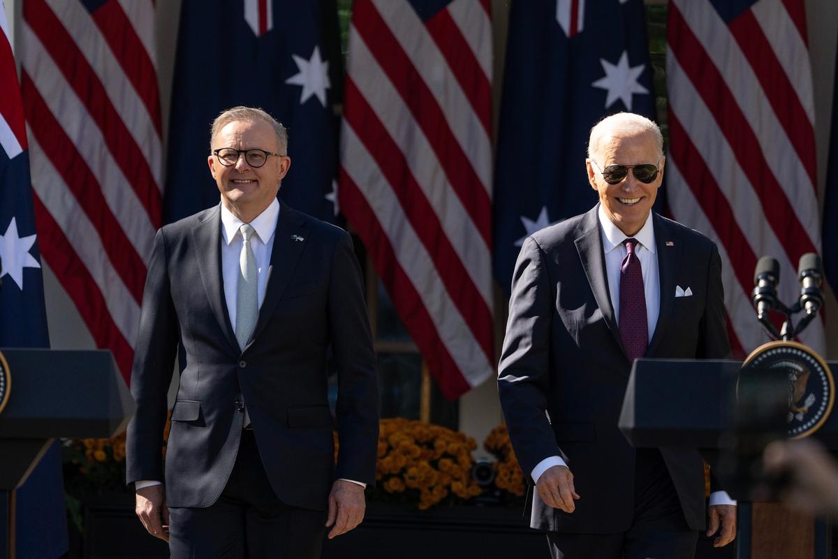 Tổng thống Hoa Kỳ Joe Biden (phải) và Thủ tướng Úc Anthony Albanese bước vào Vườn Hồng để dự một cuộc họp báo tại Tòa Bạch Ốc hôm 25/10/2023. (Ảnh: Drew Angerer/Getty Images)