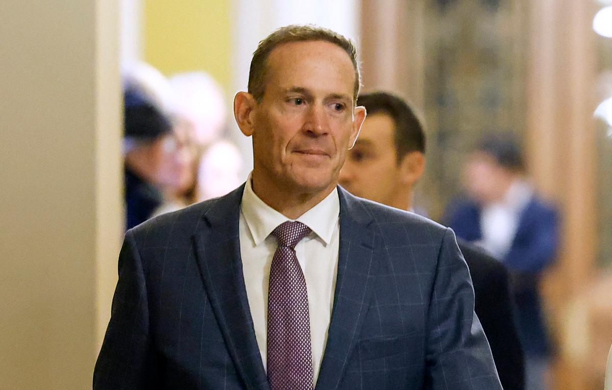 Thượng nghị sĩ đắc cử Ted Budd (Cộng Hòa-North Carolina) đến dự cuộc họp với các thành viên Đảng Cộng Hòa của Thượng viện tại Tòa nhà Quốc hội Hoa Kỳ ở thủ đô Hoa Thịnh Đốn vào ngày 16/11/2022. (Ảnh: Anna Moneymaker/Getty Images)