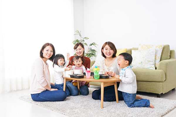 Đôi khi “bạn cùng lớp gây rối,” cha mẹ có thể tận dụng nó để tạo cơ hội cho con kết bạn. (Ảnh: Shutterstock)