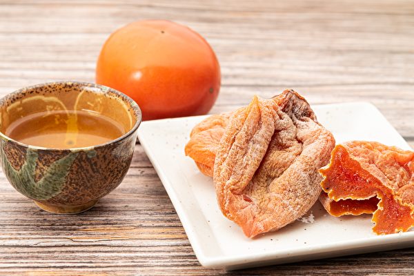 Trái hồng có dinh dưỡng phong phú, nhưng có chứa acid tannic nên khi ăn cần chú ý. (Ảnh: Shutterstock)