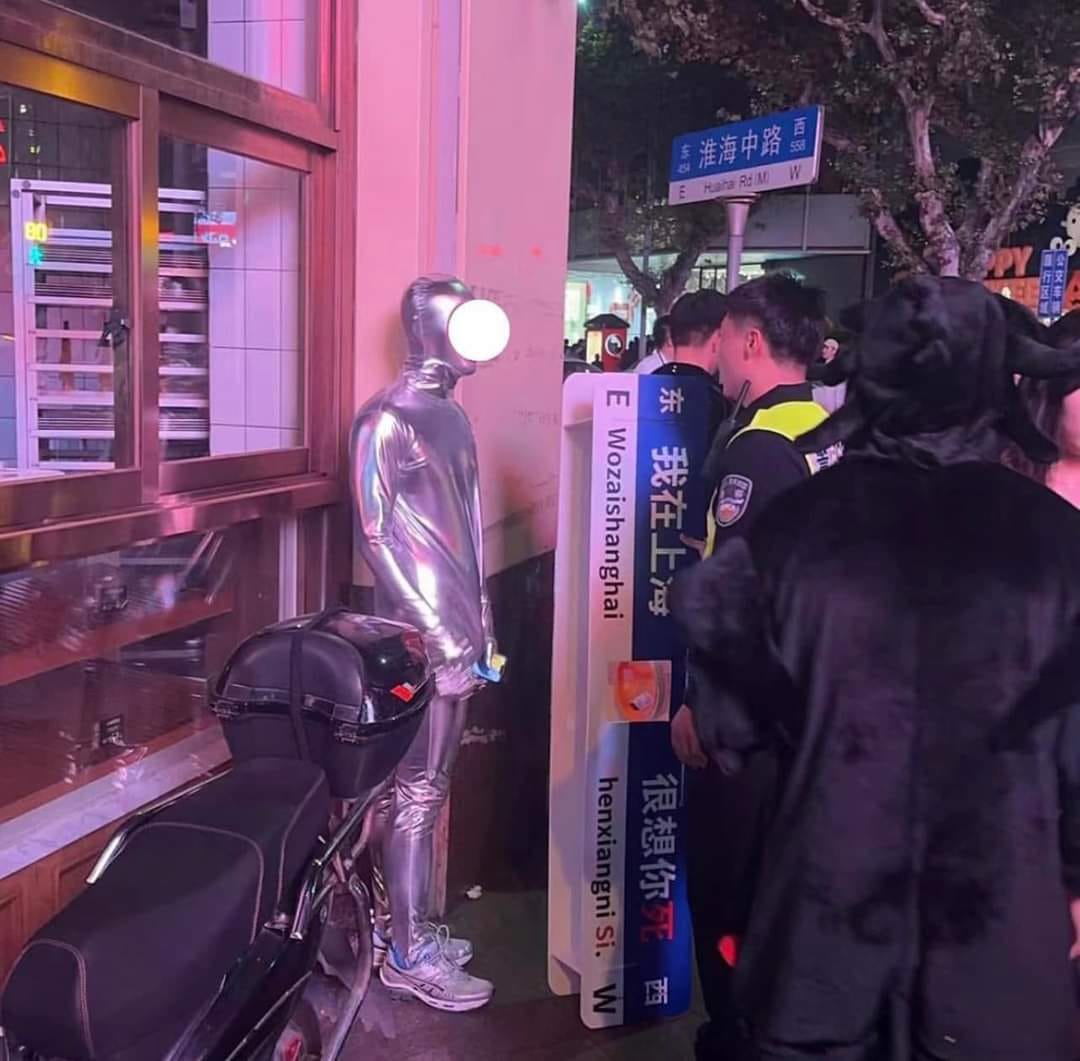 Vào dịp Halloween, cảnh sát nhắm vào những người biểu diễn hóa trang và khám xét điện thoại di động của họ. (Ảnh trên mạng)