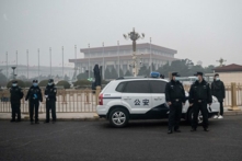 Ông Cao Quang Tuấn, cựu giảng viên Đại học Công an Trung Quốc, tiết lộ rằng ông Tập Cận Bình đã thành lập một bộ phận chuyên trách ám sát sau khi lên nắm quyền. Ảnh chụp cảnh sát canh gác nghiêm ngặt ở Quảng trường Thiên An Môn trong thời gian khai mạc Đại hội Đại biểu Nhân dân Toàn quốc vào ngày 05/03/2021. (Ảnh: Nicolas Asfouri/AFP)