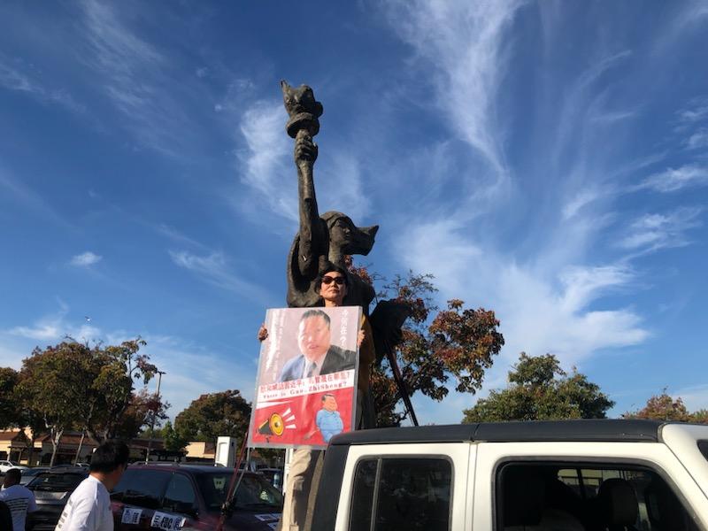 Hôm 10/11, bà Cảnh Hòa đã tham gia cuộc diễn hành bằng xe hơi ở San Francisco yêu cầu trả tự do cho chồng bà, ông Cao Trí Thịnh, một luật sư nhân quyền nổi tiếng ở Trung Quốc. (Ảnh do ông Trần Duy Minh cung cấp)