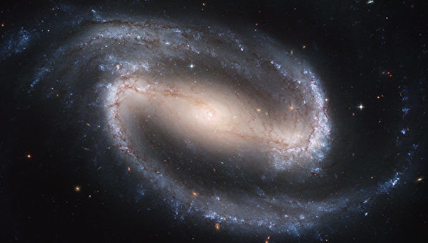 Ảnh chụp Thiên hà xoắn ốc NGC 1300 vào năm 2004. (ẢNh: NASA, ESA and The Hubble Heritage Team STScI/AURA)
