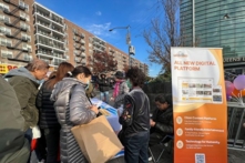 Ngày 13/11 là “Ngày Tử Tế Thế giới,” nền tảng trực tuyến Gan Jing World đã quảng bá cuộc thi video “Sự tử tế thật tuyệt” (#KindnessIsCool) tại Flushing nhằm khuyến khích lòng tốt và những việc làm tốt, thu hút đông đảo người dân đến tìm hiểu. (Ảnh: Lâm Đan/Epoch Times)