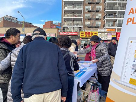 Ngày 13/11 là “Ngày Tử tế Thế giới,” Gan Jing World đã quảng bá cuộc thi video “Sự tử tế thật tuyệt” (#KindnessIsCool) tại Flushing để khuyến khích lòng tốt và những việc làm tốt. (Ảnh: Lâm Đan/Epoch Times)