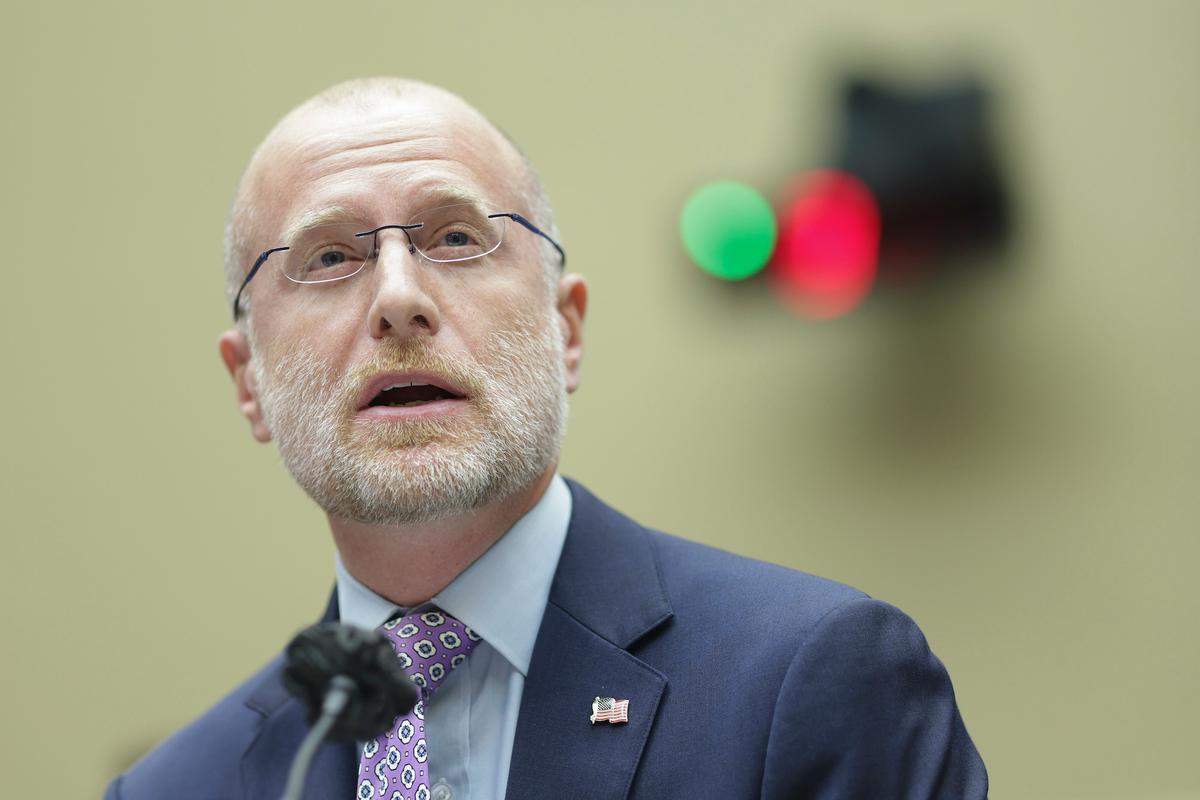 Ông Brendan Carr, ủy viên Ủy ban Truyền thông Liên bang, làm chứng trong phiên điều trần của Tiểu ban Ủy ban Thương mại và Năng lượng Hạ viện ở Hoa Thịnh Đốn, vào ngày 31/03/2022. (Ảnh: Kevin Dietsch/Getty Images)