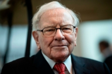 Ông Warren Buffett, giám đốc điều hành của Berkshire Hathaway, tham dự cuộc họp cổ đông thường niên năm 2019 tại Omaha, Nebraska, hôm 03/05/2019. (Ảnh: Johannes Eisele/AFP qua Getty Images)