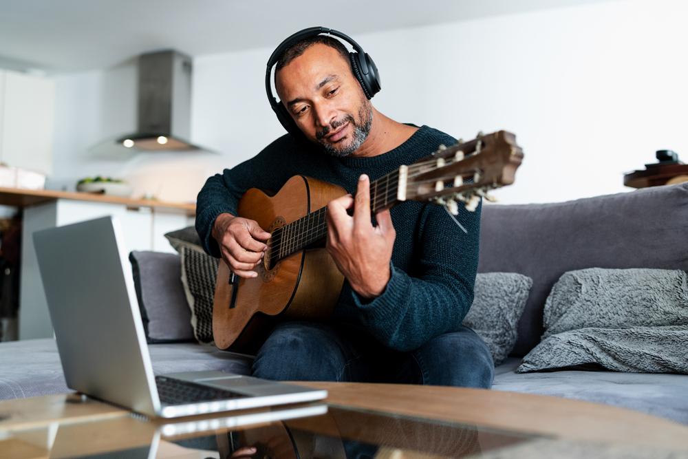 Theo tác giả Michael Waren Davis, con người có thể sống trọn vẹn hơn qua các hoạt động như học chơi nhạc cụ, đọc sách hay làm vườn. (Ảnh: SYC PROD/Shutterstock)